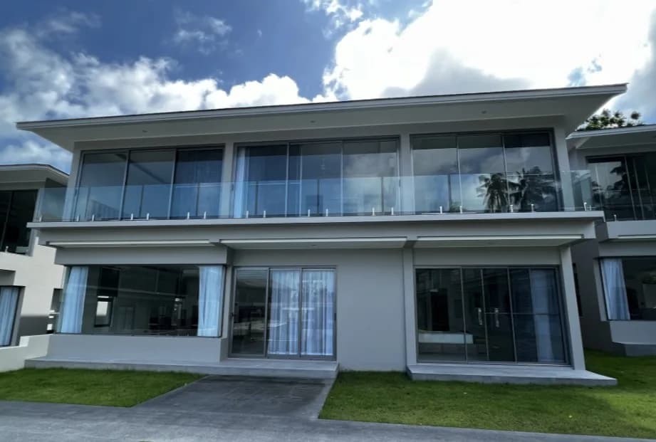 Spacious 4 bedroom villa with a huge shared pool in a secured residence within waling distance to Bangrak beach-VIL0026 — vue 1