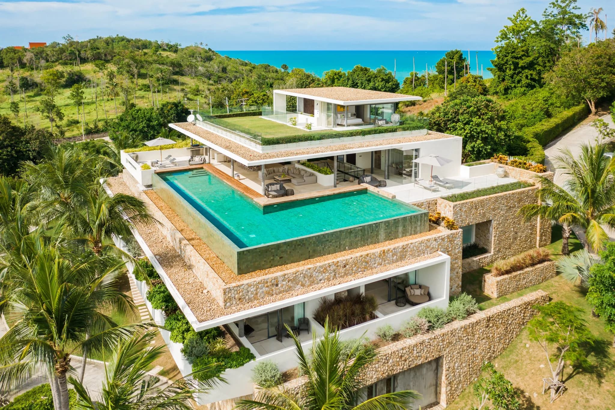 Enormous designer’s signature 6 bedroom villa in a luxury estate in Choeng Mon – VIL0290 — vue 1