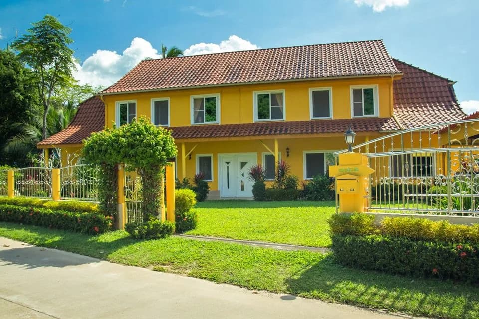 Villa with 19 rooms on a large plot in Nathon – VIL0315