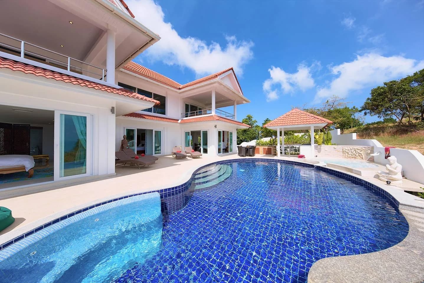 Spacious 6 bedroom sea view villa within a walking distance to the beach – VIL0331 — vue 1