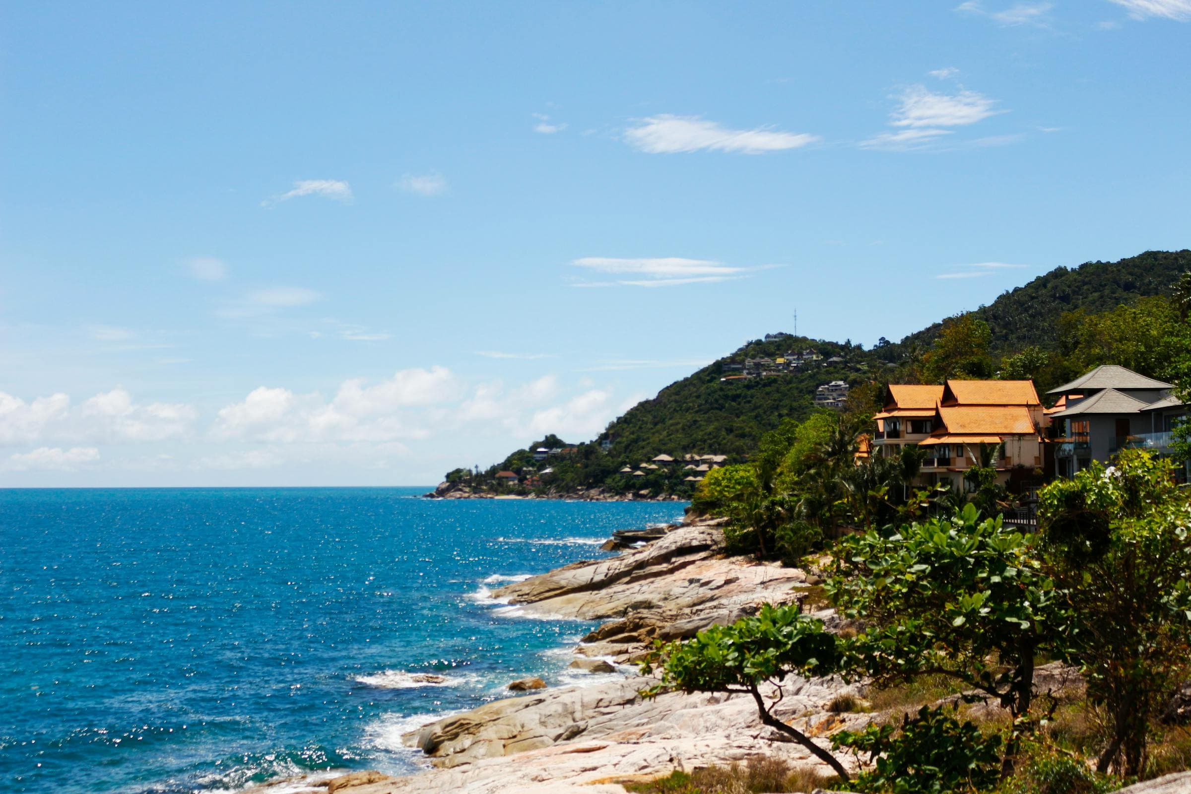 Le littoral de Koh Samui, une villa posée sur le promontoire au-dessus de la mer