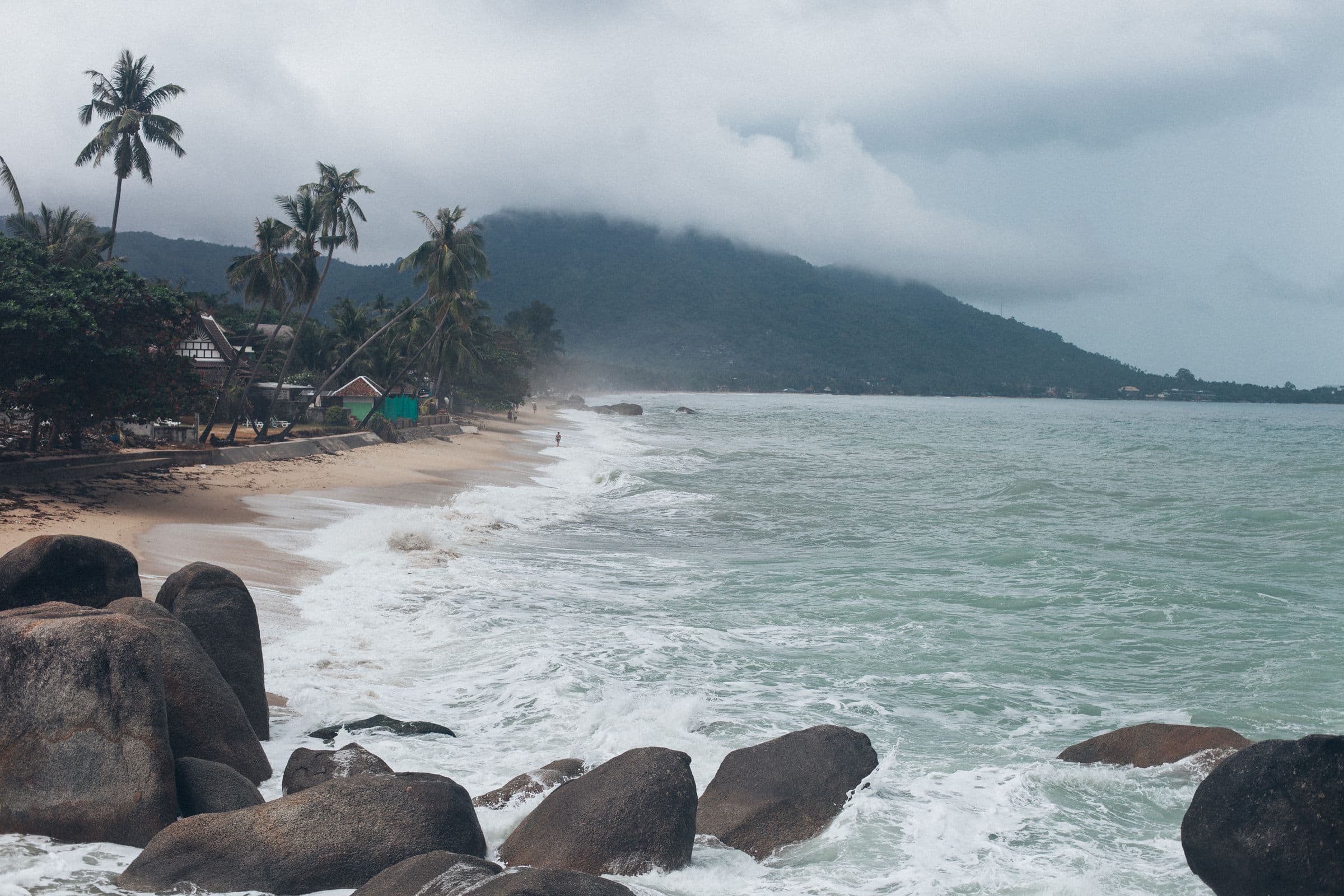 Un rivage de Koh Samui à l’heure d’après la pluie, brume sur le promontoire