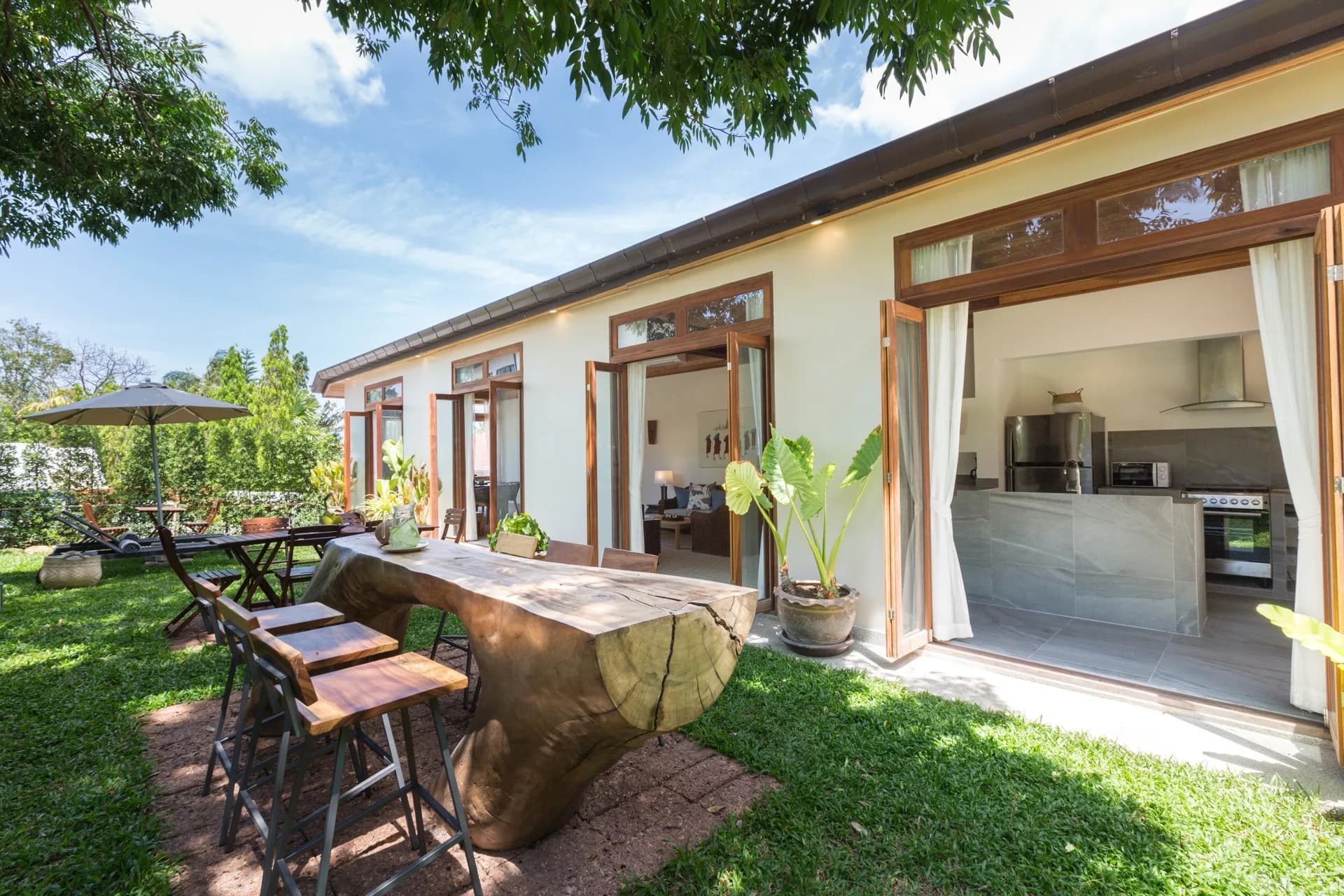 Refurbished stylish 3-BEDROOM VILLA + a studio in central location of Chaweng-VIL0006 — vue 1