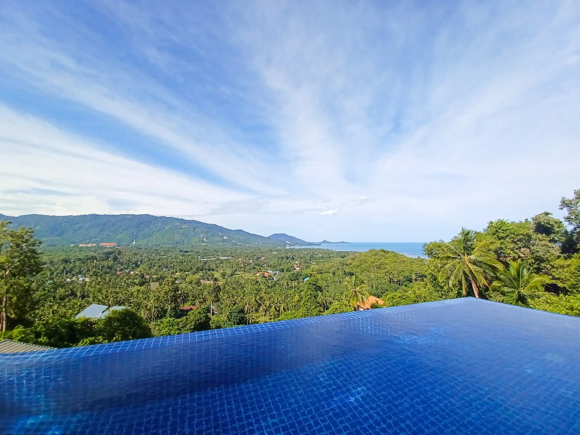 Spacious 3 bedroom stunning sea villa with a big plot of land (1300 sqm) for sale in Laemset-VIL0091 — vue 1