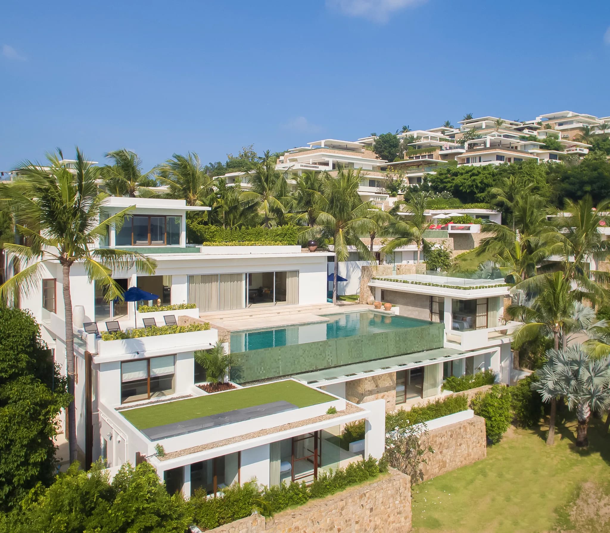 Outstanding 6 bedroom sea view villa in high class estate in Choeng Mon – VIL0250 — vue 1