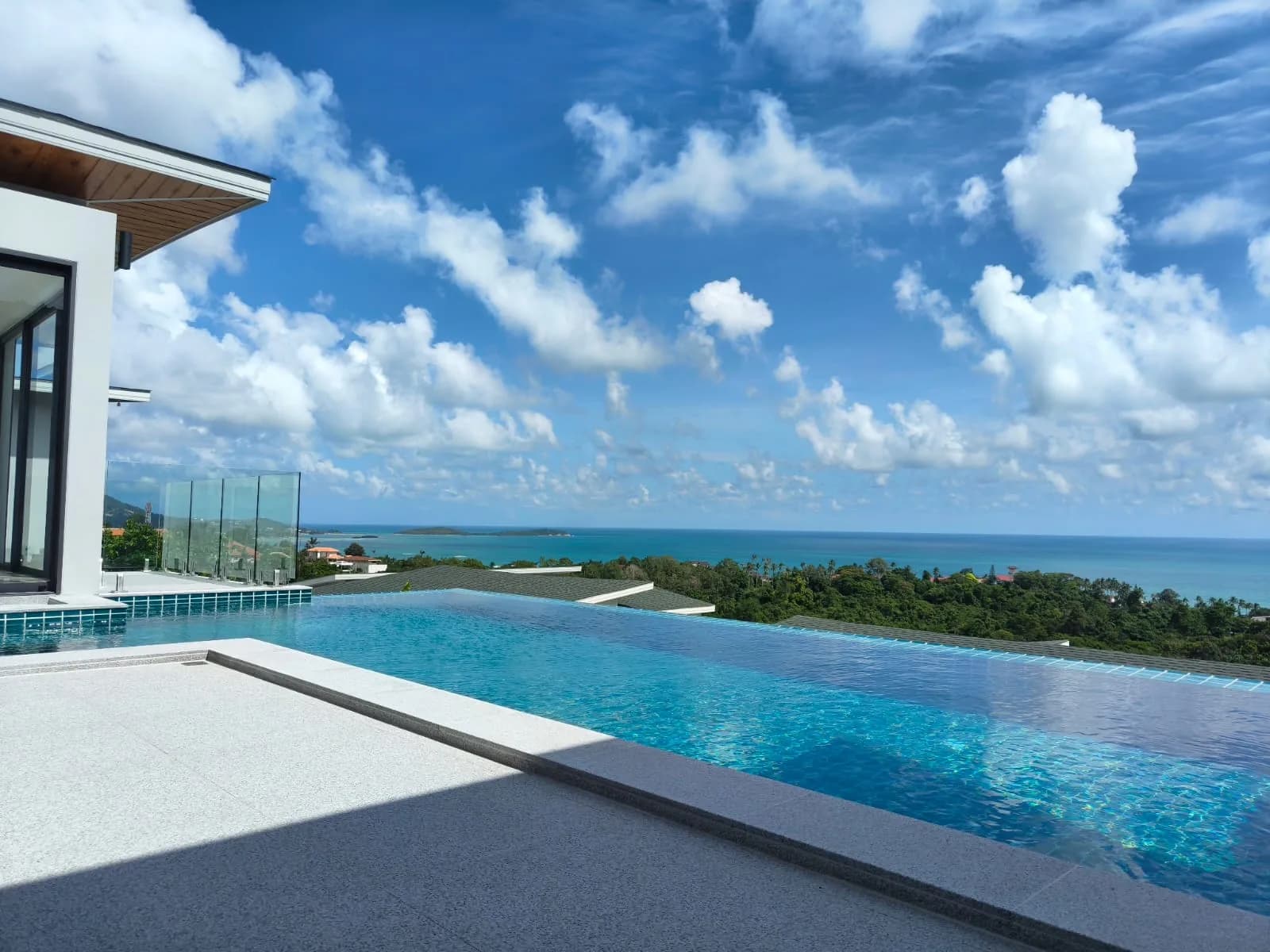 New ready to move in 3 bedroom villa with beautiful sea views in Chaweng Noi – VIL0425 — vue 1