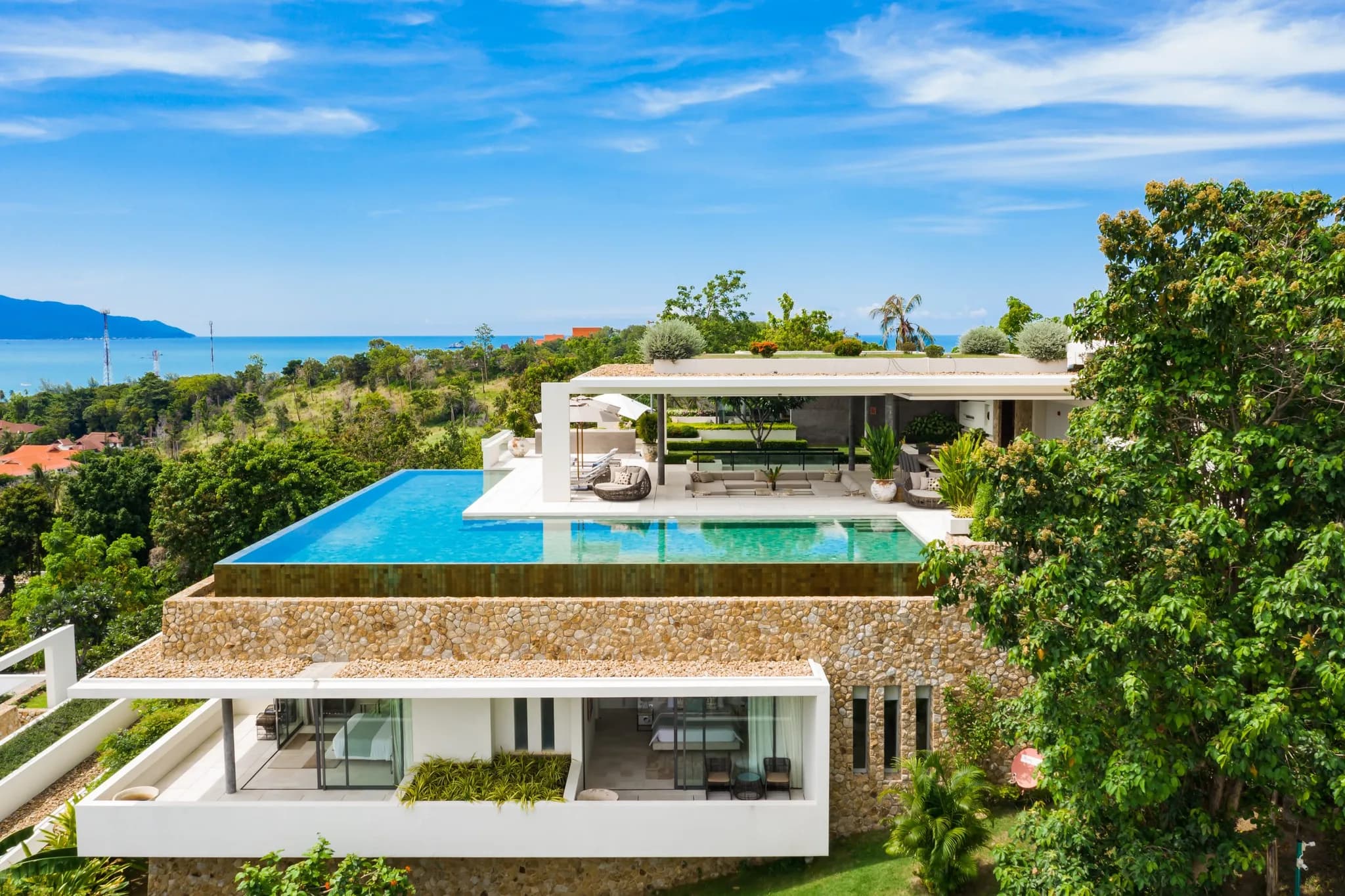 luxury 5 bedroom villa with a beautiful interior garden and views over three bays in Choeng Mon – VIL340 — vue 1